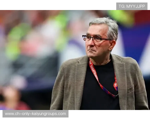 主帅赛后怒摔战术板，场面失控